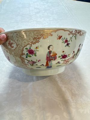 A Chinese famille rose punch bowl with figural design, Qianlong — photo 4