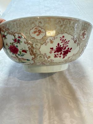 A Chinese famille rose punch bowl with figural design, Qianlong — photo 5