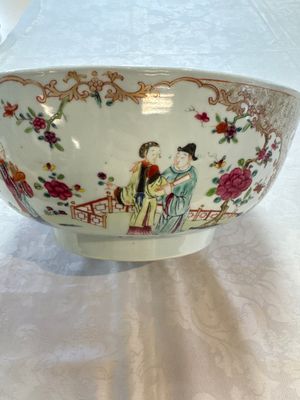 A Chinese famille rose punch bowl with figural design, Qianlong — photo 6