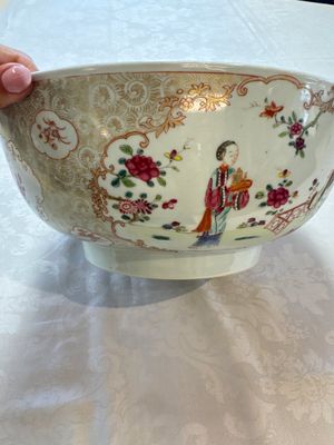 A Chinese famille rose punch bowl with figural design, Qianlong — photo 7