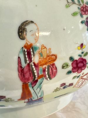 A Chinese famille rose punch bowl with figural design, Qianlong — photo 8