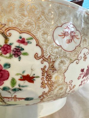 A Chinese famille rose punch bowl with figural design, Qianlong — photo 10