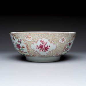A Chinese famille rose punch bowl with figural design, Qianlong — photo 4