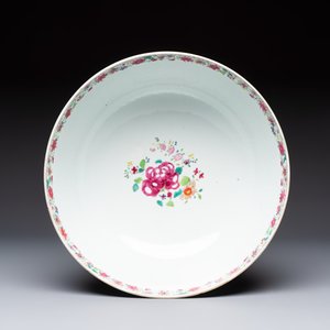 A Chinese famille rose punch bowl with figural design, Qianlong — photo 5