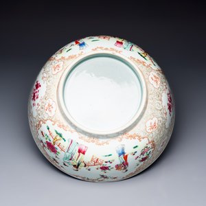 A Chinese famille rose punch bowl with figural design, Qianlong — photo 6