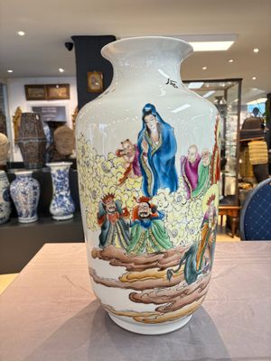 A Chinese famille rose 'Qun Xian Hui 群仙會' vase, signed Cai Yun 蔡雲, Qianlong mark, dated 1943 — photo 4