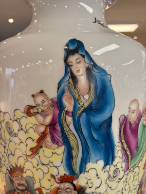 A Chinese famille rose 'Qun Xian Hui 群仙會' vase, signed Cai Yun 蔡雲, Qianlong mark, dated 1943 — photo 6