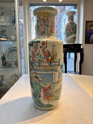 A Chinese famille rose 'Qun Xian Zhu Shou 群仙祝壽' rouleau vase, Qianlong mark, 19th C. — photo 2