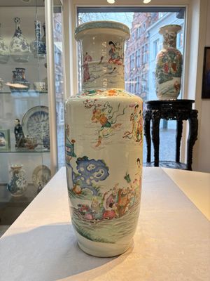 A Chinese famille rose 'Qun Xian Zhu Shou 群仙祝壽' rouleau vase, Qianlong mark, 19th C. — photo 3