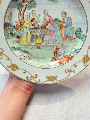 A Chinese famille rose 'Rebecca at the well' plate, Qianlong, ca. 1750 — photo 8