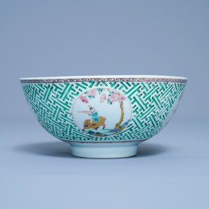 A Chinese famille rose relief-decorated bowl, Yongzheng — 照片 2