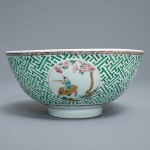 A Chinese famille rose relief-decorated bowl, Yongzheng — 照片 1