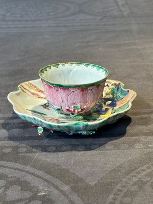 A Chinese famille rose relief-decorated 'lotus' cup and saucer, Yongzheng — foto 1