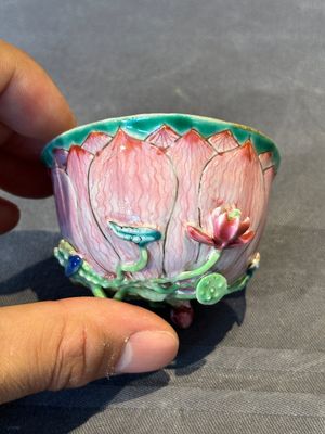 A Chinese famille rose relief-decorated 'lotus' cup and saucer, Yongzheng — foto 11