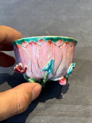 A Chinese famille rose relief-decorated 'lotus' cup and saucer, Yongzheng — foto 12