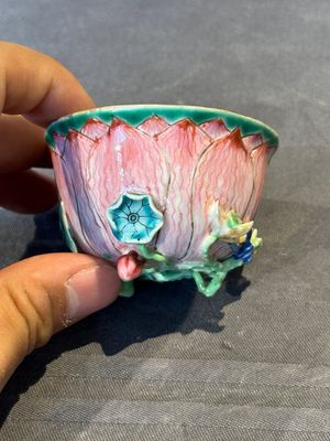A Chinese famille rose relief-decorated 'lotus' cup and saucer, Yongzheng — foto 13