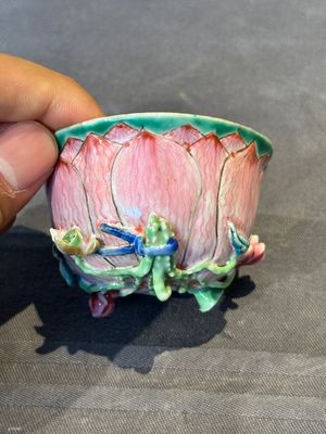 A Chinese famille rose relief-decorated 'lotus' cup and saucer, Yongzheng — foto 14