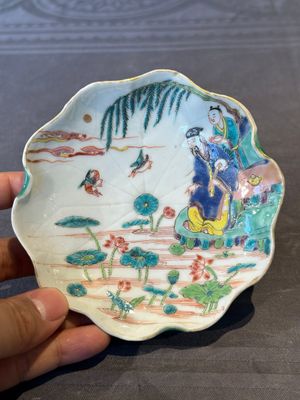 A Chinese famille rose relief-decorated 'lotus' cup and saucer, Yongzheng — foto 2