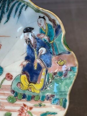 A Chinese famille rose relief-decorated 'lotus' cup and saucer, Yongzheng — foto 3