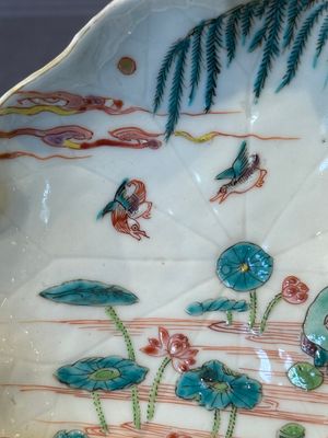 A Chinese famille rose relief-decorated 'lotus' cup and saucer, Yongzheng — foto 4