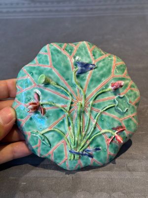 A Chinese famille rose relief-decorated 'lotus' cup and saucer, Yongzheng — foto 6