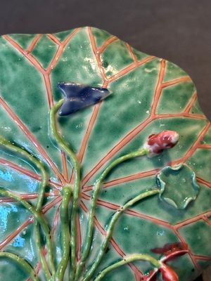 A Chinese famille rose relief-decorated 'lotus' cup and saucer, Yongzheng — foto 8