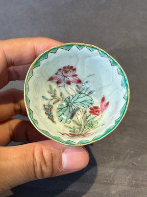 A Chinese famille rose relief-decorated 'lotus' cup and saucer, Yongzheng — foto 10