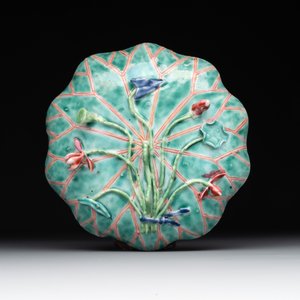 A Chinese famille rose relief-decorated 'lotus' cup and saucer, Yongzheng — foto 3