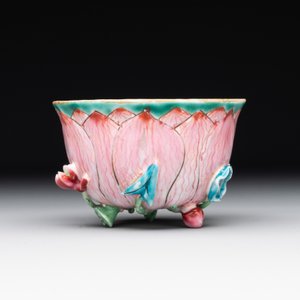 A Chinese famille rose relief-decorated 'lotus' cup and saucer, Yongzheng — foto 4
