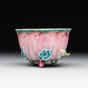 A Chinese famille rose relief-decorated 'lotus' cup and saucer, Yongzheng — foto 5
