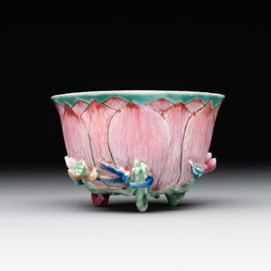 A Chinese famille rose relief-decorated 'lotus' cup and saucer, Yongzheng — foto 6