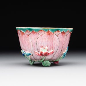 A Chinese famille rose relief-decorated 'lotus' cup and saucer, Yongzheng — foto 7