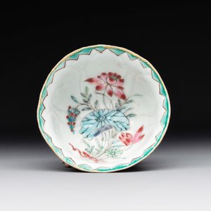 A Chinese famille rose relief-decorated 'lotus' cup and saucer, Yongzheng — foto 8