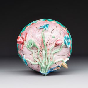 A Chinese famille rose relief-decorated 'lotus' cup and saucer, Yongzheng — foto 9