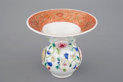 Un crachoir en porcelaine de Chine famille rose au décor en relief, époque Yongzheng