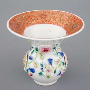 Un crachoir en porcelaine de Chine famille rose au décor en relief, époque Yongzheng — photo 1