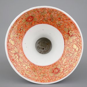 Un crachoir en porcelaine de Chine famille rose au décor en relief, époque Yongzheng — photo 2