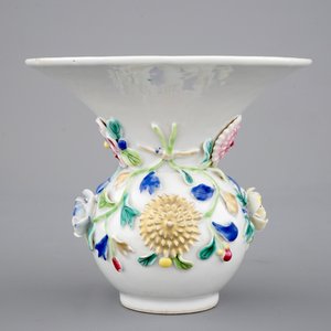 Un crachoir en porcelaine de Chine famille rose au décor en relief, époque Yongzheng — photo 3
