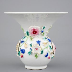 Un crachoir en porcelaine de Chine famille rose au décor en relief, époque Yongzheng — photo 4
