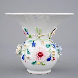 Un crachoir en porcelaine de Chine famille rose au décor en relief, époque Yongzheng — photo 5
