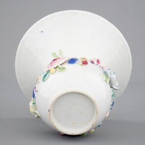 Un crachoir en porcelaine de Chine famille rose au décor en relief, époque Yongzheng — photo 6