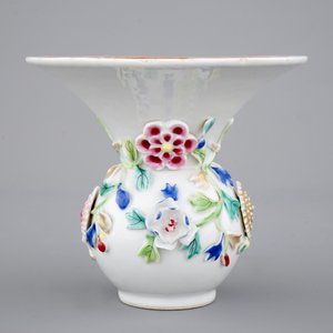 Un crachoir en porcelaine de Chine famille rose au décor en relief, époque Yongzheng — photo 7