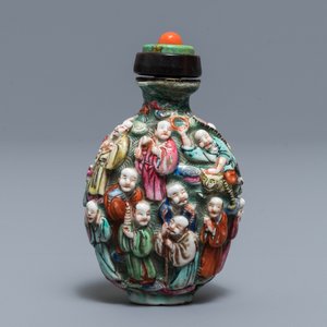 A Chinese famille rose relief-decorated snuff bottle, 19th C. — 照片 3