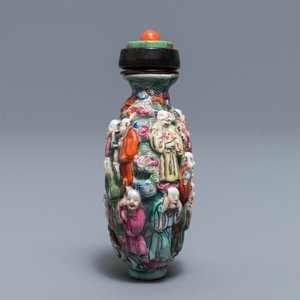 A Chinese famille rose relief-decorated snuff bottle, 19th C. — 照片 4