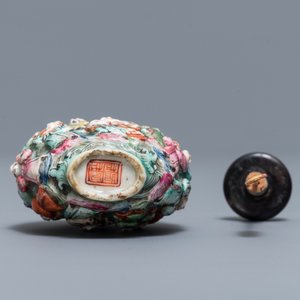 A Chinese famille rose relief-decorated snuff bottle, 19th C. — 照片 6