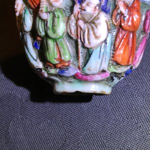 A Chinese famille rose relief-decorated snuff bottle, 19th C. — 照片 8
