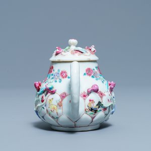 A Chinese famille rose relief-decorated teapot and cover, Yongzheng — 照片 3