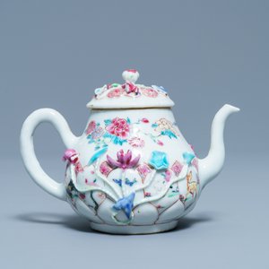 A Chinese famille rose relief-decorated teapot and cover, Yongzheng — 照片 4