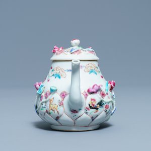 A Chinese famille rose relief-decorated teapot and cover, Yongzheng — 照片 5
