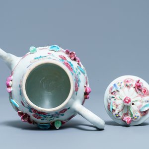 A Chinese famille rose relief-decorated teapot and cover, Yongzheng — 照片 6